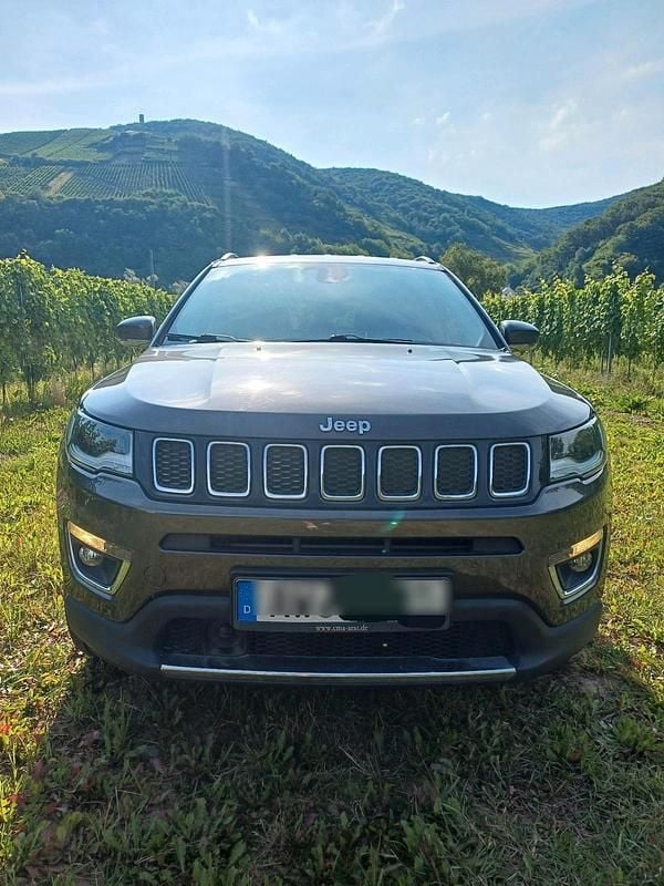 Grau Gebraucht 2018 Jeep Compass Limited SUV | 17.700 € (Fairer Preis) - Bild 1/4