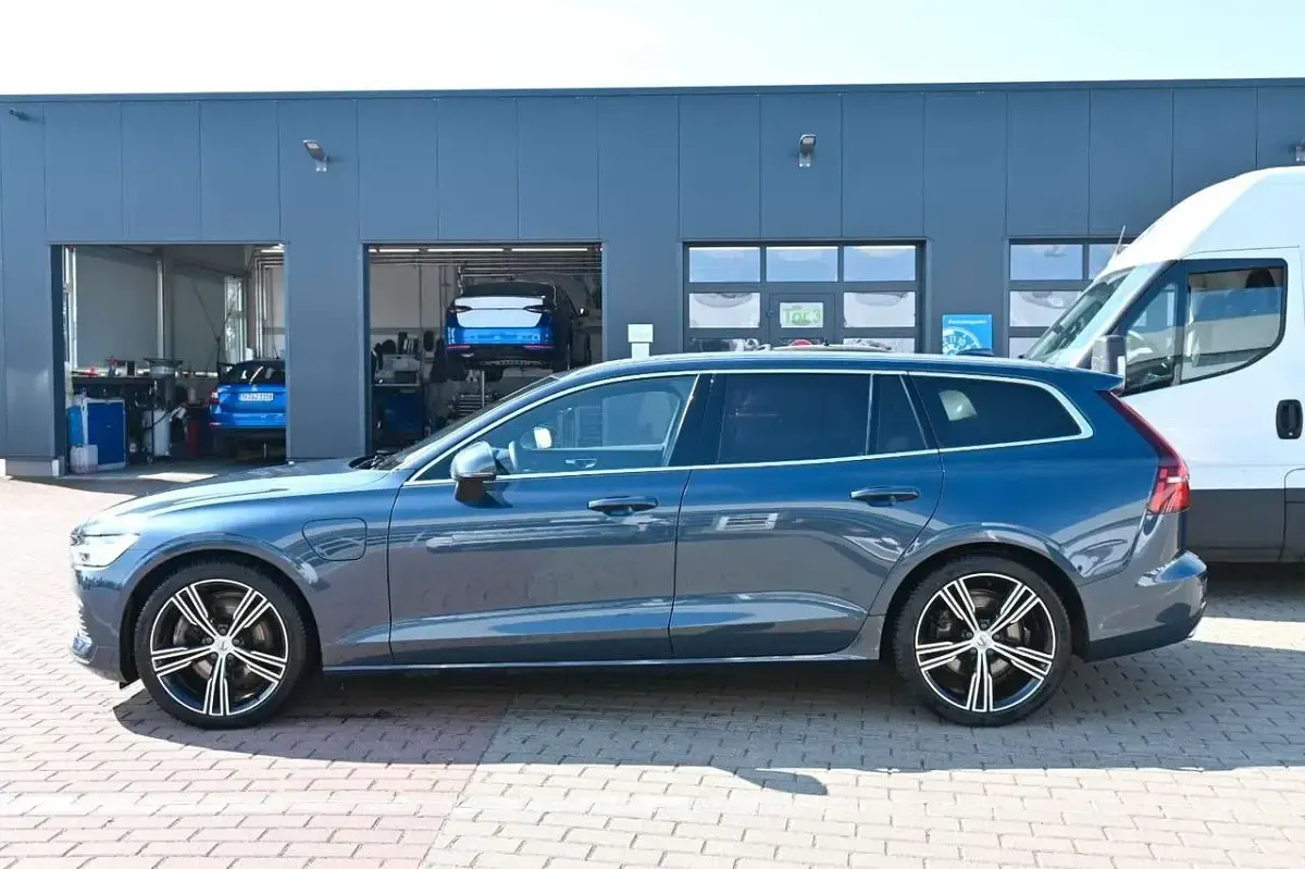 Gebraucht Volvo V60 Inscription 341 PS (250 kW) 2022 Denim blue / metallic Kombi