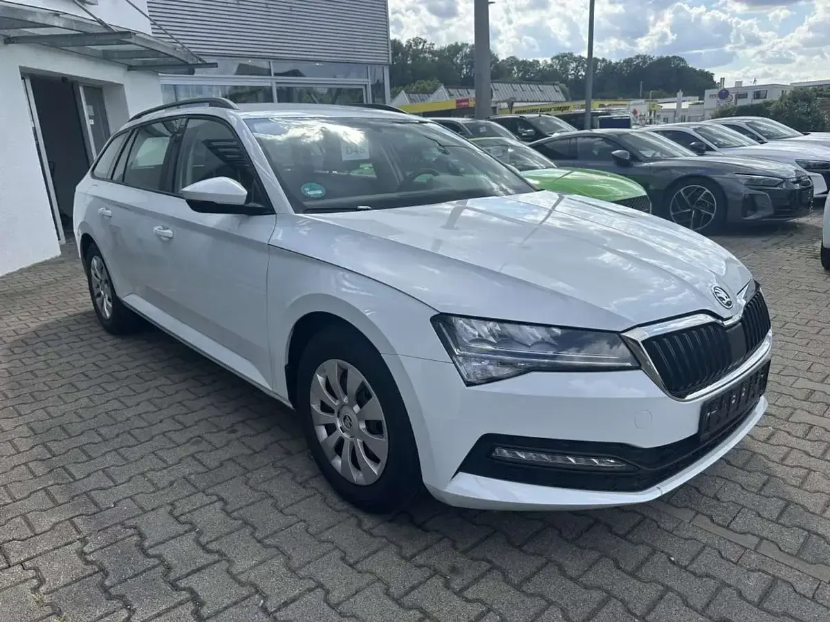 Gebraucht Skoda Superb 150 PS (110 kW) 2022 Moon weiss perl. Kombi