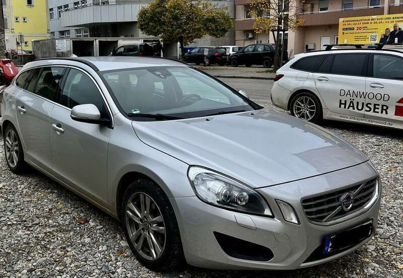 Grau Gebraucht 2011 Volvo V60 Momentum Kombi | 5.380 € (Fairer Preis) - Bild 1/4
