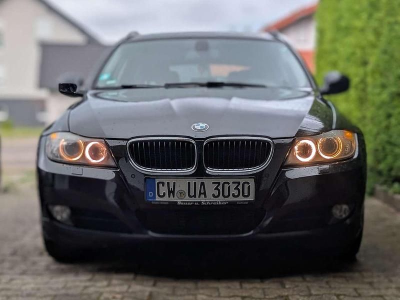 Gebraucht BMW 320 Lifestyle 163 PS (119 kW) 2011 Schwarz Kombi