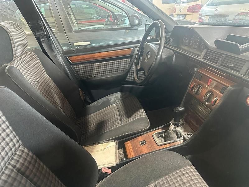Gebraucht Mercedes 250 90 PS (66 kW) 1990 Braun Limousine