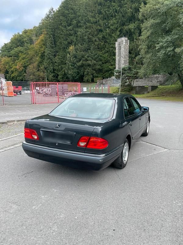 Schwarz Gebraucht 1996 Mercedes E200 Limousine | 2.800 € (Guter Preis) - Bild 1/4