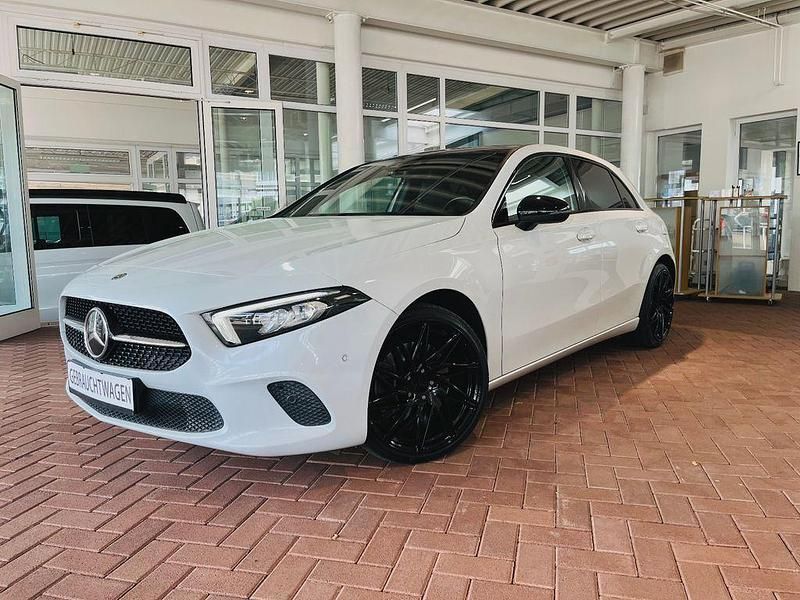 Weiß Gebraucht 2018 Mercedes A250 Night Limousine | 26.999 € (Etwas zu teuer) - Bild 1/4