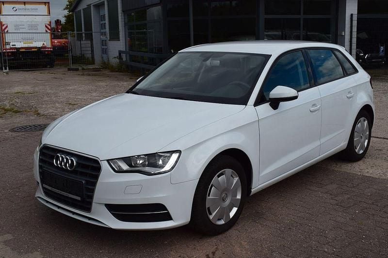 Weiß Gebraucht 2016 Audi A3 Sportback Attraction Limousine | 10.900 € (Guter Preis) - Bild 1/4