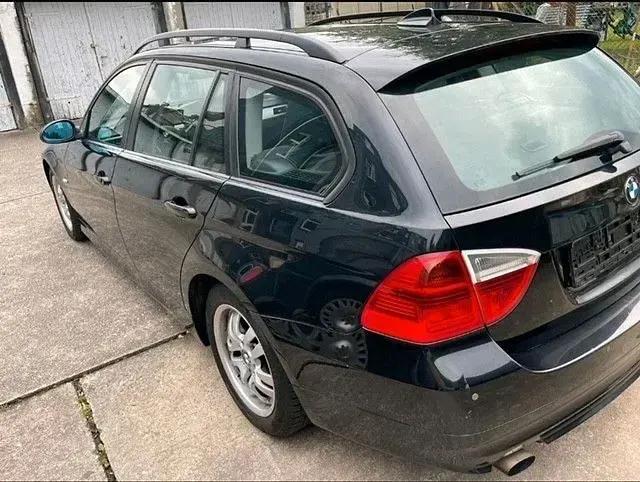 Gebraucht BMW 318 143 PS (105 kW) 2007 Schwarz Kombi