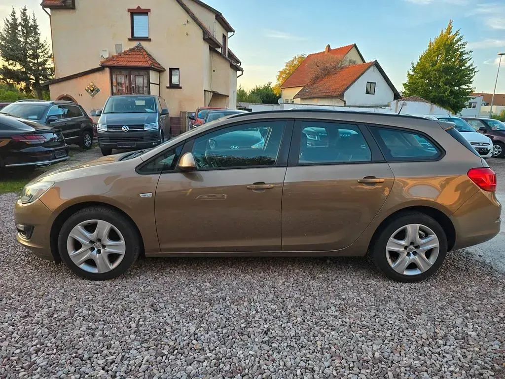 Gebraucht Opel Astra Edition 101 PS (74 kW) 2013 Braun Kombi