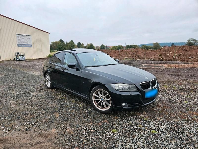 Gebraucht BMW 320 186 PS (136 kW) 2010 Schwarz Limousine