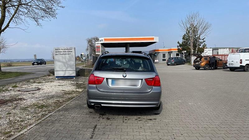Gebraucht BMW 318 143 PS (105 kW) 2008 Grau Kombi