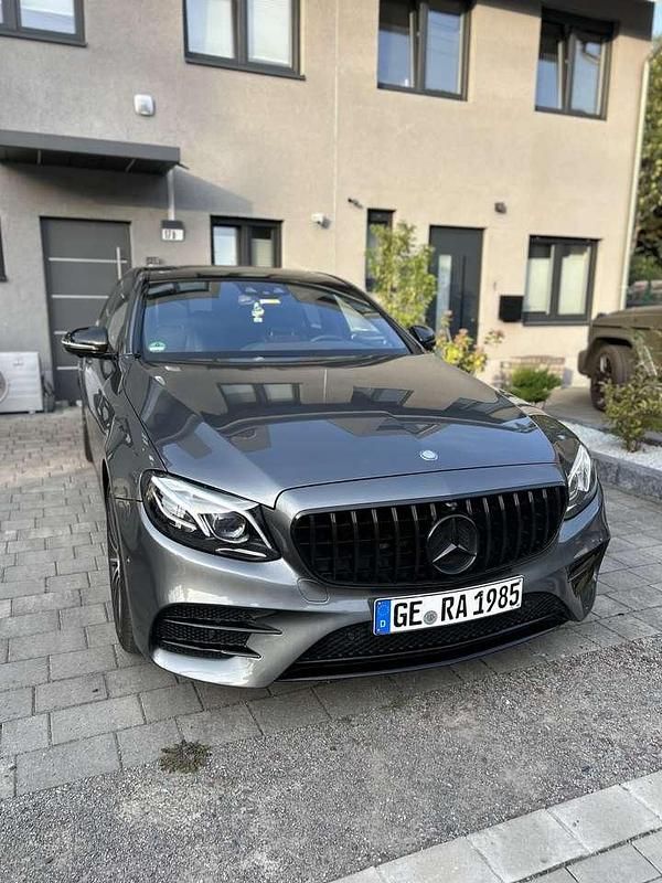 Grau Gebraucht 2016 Mercedes E220 AMG line Limousine | 24.990 € (Etwas zu teuer) - Bild 1/4