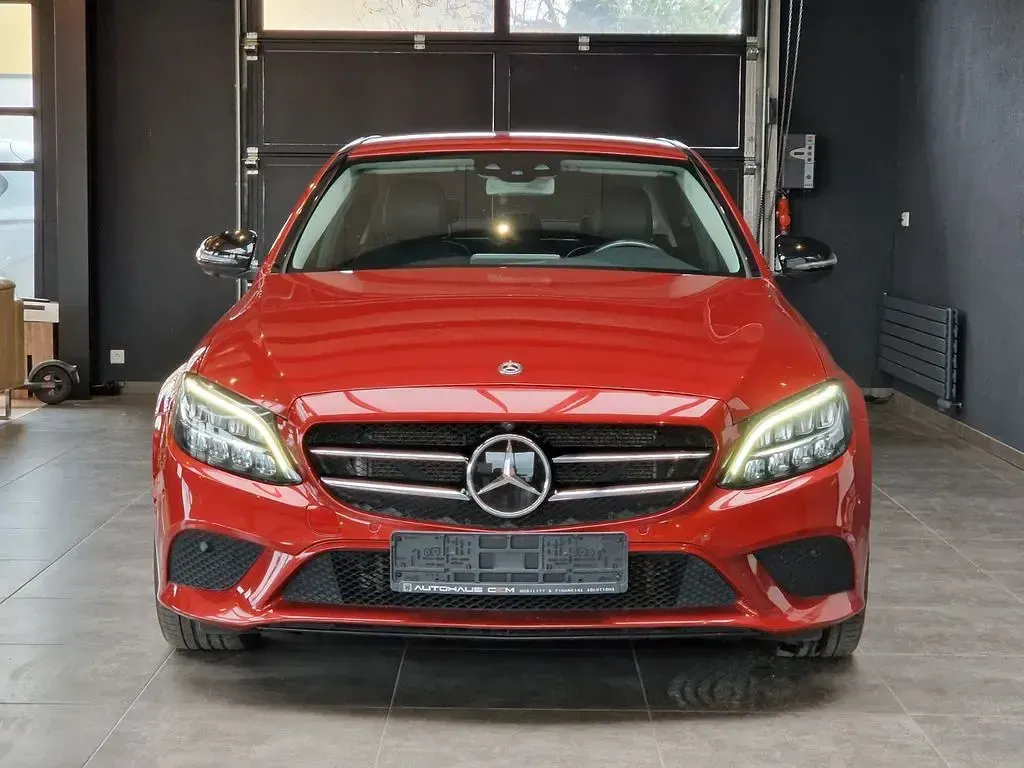 Gebraucht Mercedes C300 Avantgarde 272 PS (200 kW) 2020 Rot Limousine