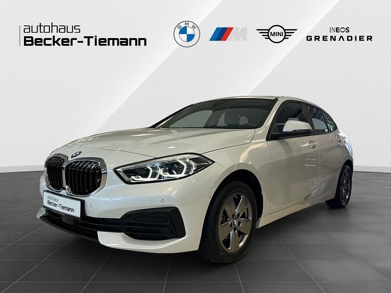 Mineralweiß Gebraucht 2024 BMW 118 Advantage Kleinwagen | 27.408 € (Fairer Preis) - Bild 1/4