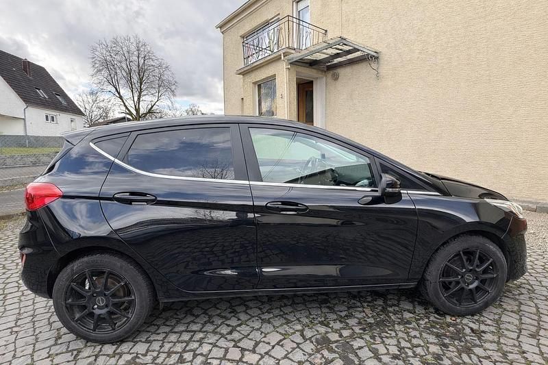 Gebraucht Ford Fiesta Titanium 101 PS (74 kW) 2018 Schwarz Kleinwagen