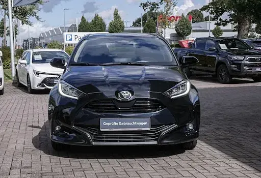 Neu Toyota Yaris Hybrid 116 PS (85 kW) 2025 Schwarz Limousine