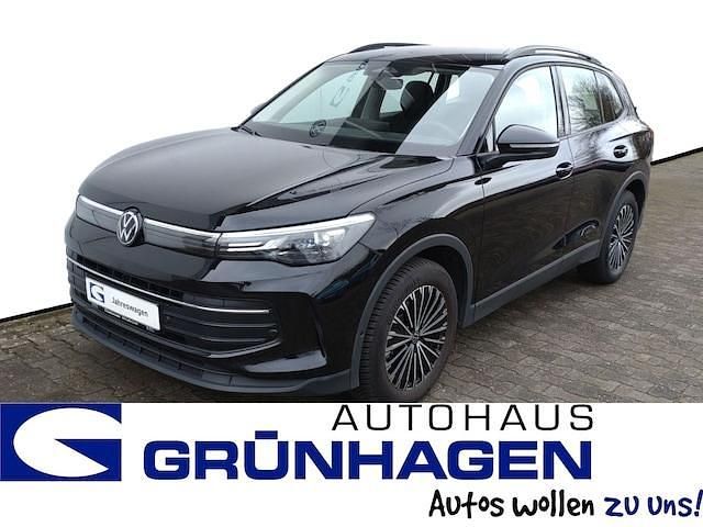 Deep black perleffekt/ (schwarz) Gebraucht 2024 VW Tiguan Life SUV | 39.480 € (Teuer) - Bild 1/4
