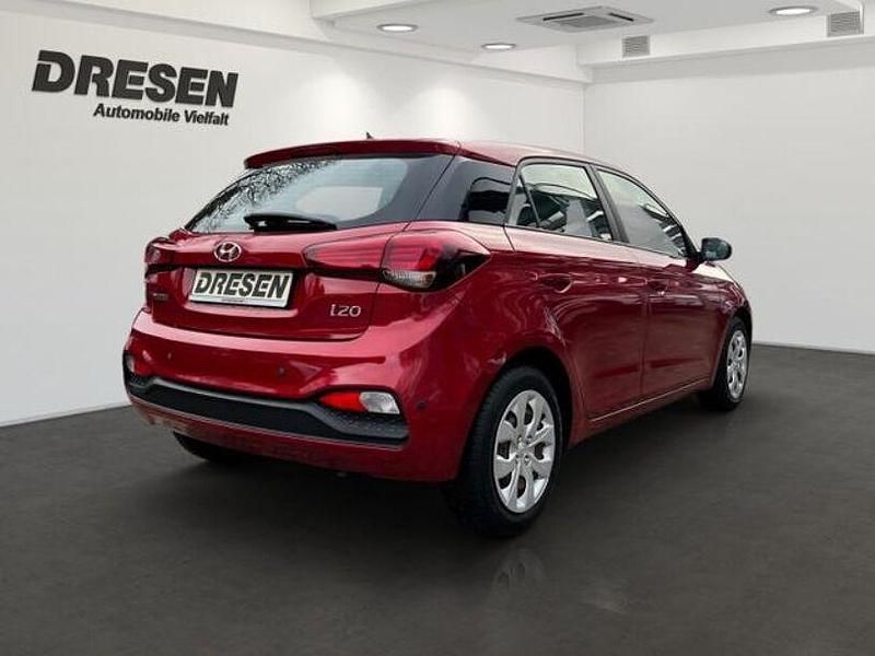 Gebraucht Hyundai i20 Trend 101 PS (74 kW) 2020 Rot Limousine