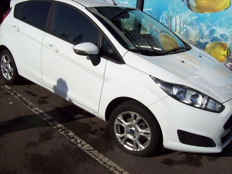 Gebraucht Ford Fiesta SYNC Edition 101 PS (74 kW) 2014 Weiß Kleinwagen