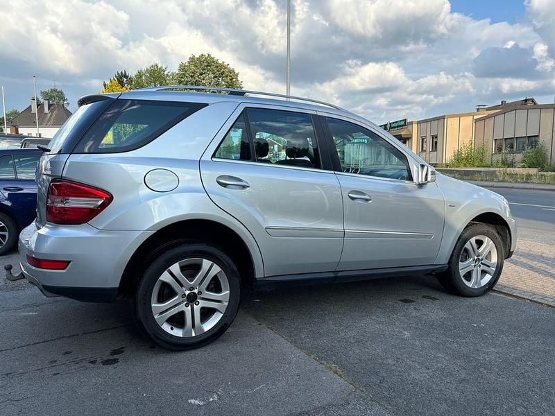 Gebraucht Mercedes ML350 231 PS (169 kW) 2011 Silber SUV