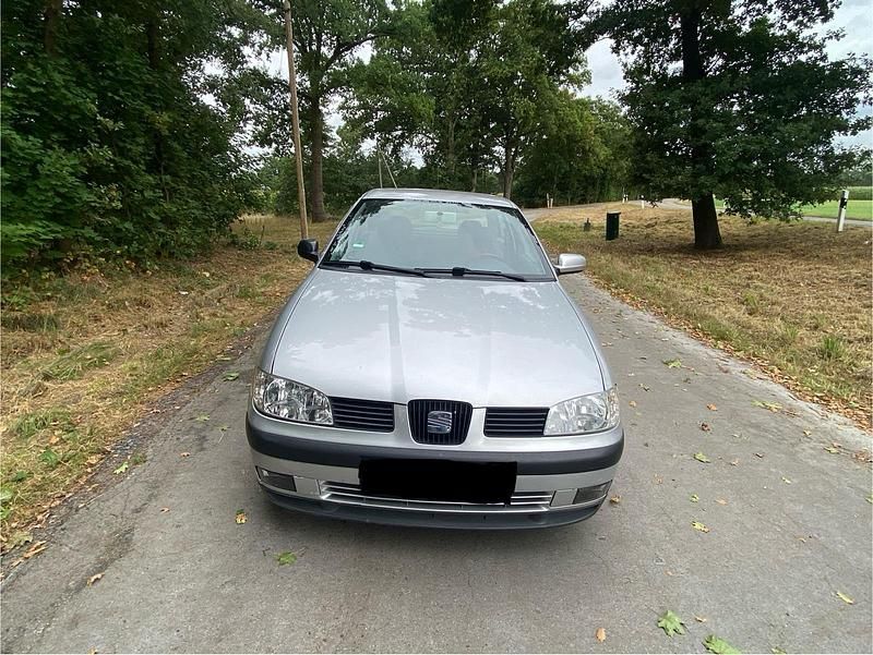 Silber Gebraucht 2001 Seat Ibiza Kleinwagen | 1.100 € - Bild 1/4