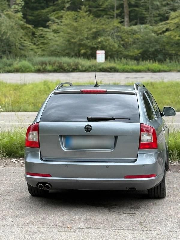 Grau Gebraucht 2012 Skoda Octavia RS Kombi | 5.800 € (Fairer Preis) - Bild 1/4