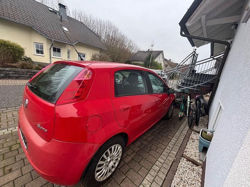 Rot Gebraucht 2009 Fiat Punto Active Limousine | 900 € (Superpreis) - Bild 1/4