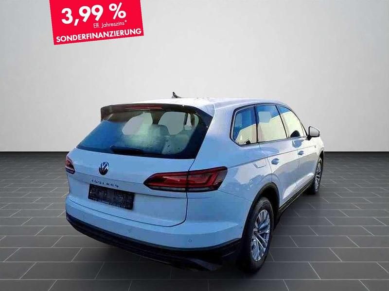 Gebraucht VW Touareg Basis 231 PS (169 kW) 2023 Pure white SUV