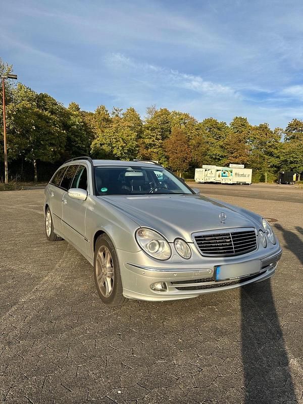 Silber Gebraucht 2005 Mercedes E320 Avantgarde Kombi | 1.900 € (Superpreis) - Bild 1/4