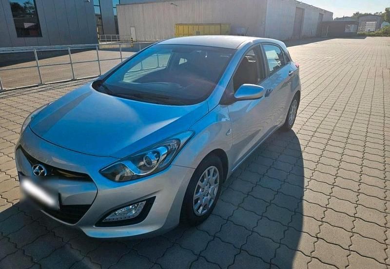 Gebraucht Hyundai i30 99 PS (72 kW) 2012 Silber Limousine