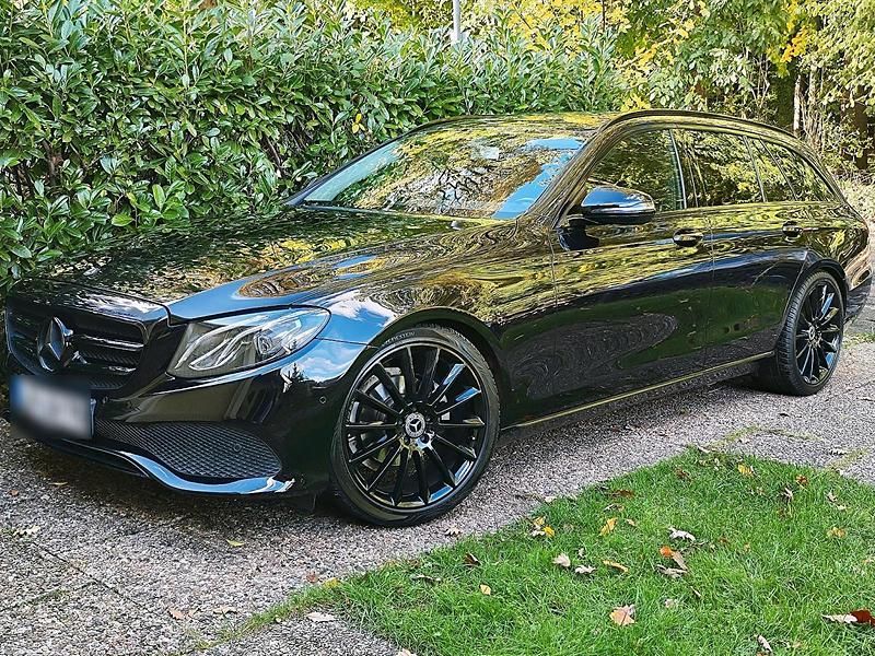 Schwarz Gebraucht 2017 Mercedes E220 AMG Kombi | 16.900 € (Guter Preis) - Bild 1/4