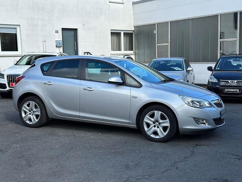 Gebraucht Opel Astra Design Edition 116 PS (85 kW) 2011 Silber Limousine