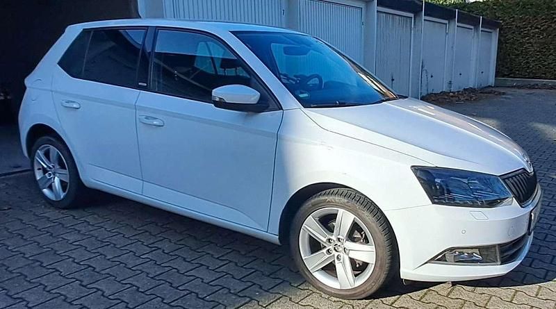 Weiß Gebraucht 2016 Skoda Fabia Joy Limousine | 10.400 € (Fairer Preis) - Bild 1/3