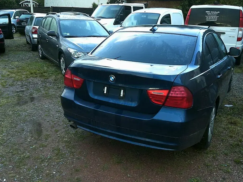 Gebraucht BMW 318 143 PS (105 kW) 2011 Blau Limousine