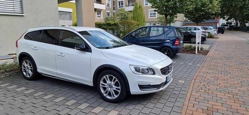 Weiß Gebraucht 2015 Volvo V60 CC Summum Kombi | 15.500 € (Etwas zu teuer) - Bild 1/4