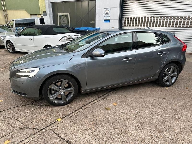 Gebraucht Volvo V40 Momentum 152 PS (111 kW) 2018 Grau Limousine
