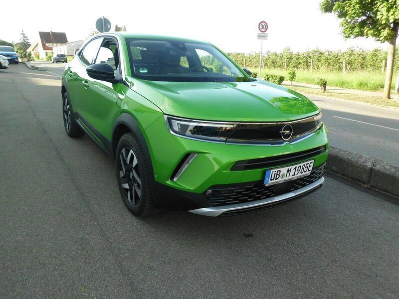 Grün Gebraucht 2023 Opel Mokka-e Elegance SUV | 26.500 € (Teuer) - Bild 1/4