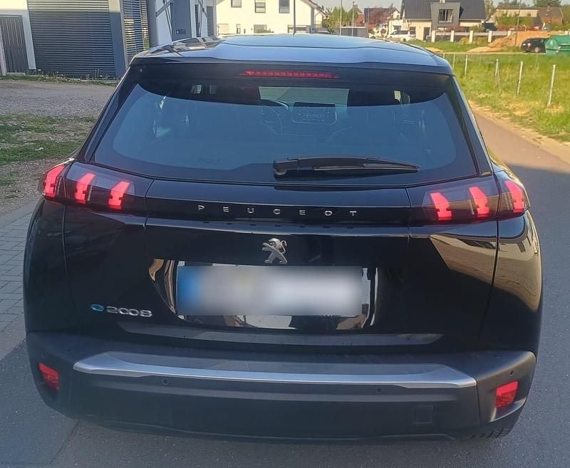 Gebraucht Peugeot e-2008 Active 100 kW (136 PS) 2022 Schwarz SUV