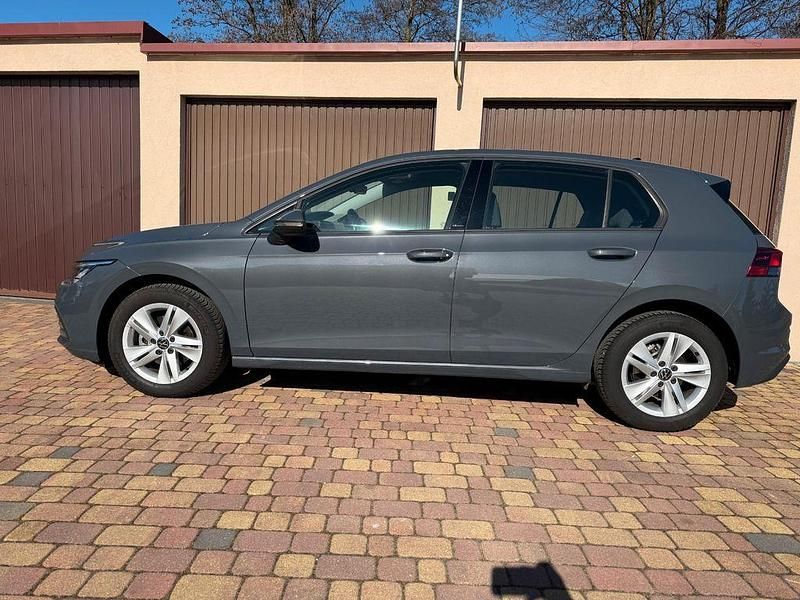Gebraucht VW Golf VIII Life 131 PS (96 kW) 2024 Grau Limousine