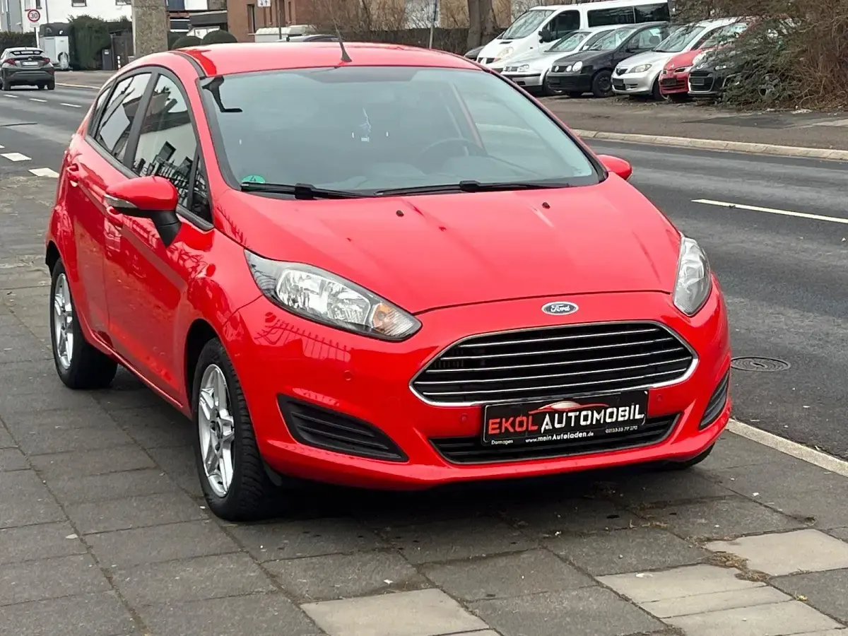 Gebraucht Ford Fiesta Trend 101 PS (74 kW) 2014 Rot Kleinwagen