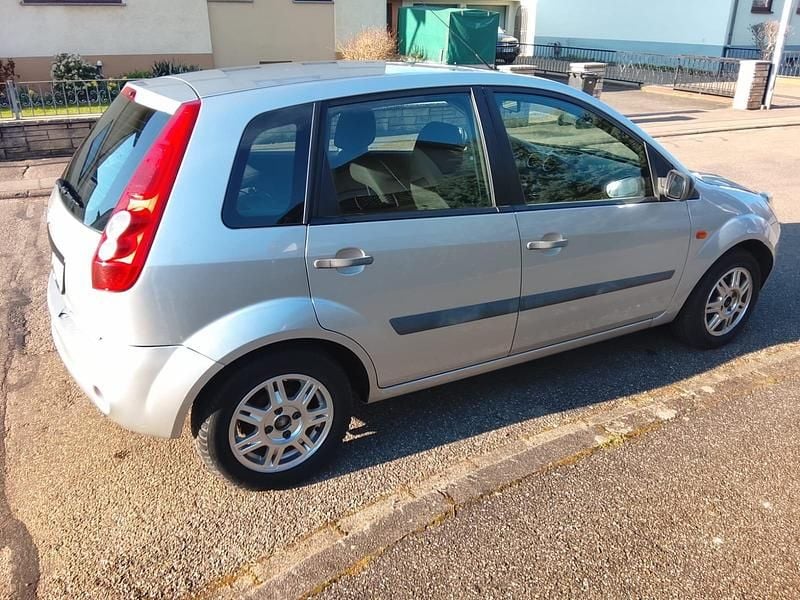 Gebraucht Ford Fiesta Trend 80 PS (58 kW) 2006 Silber Kleinwagen