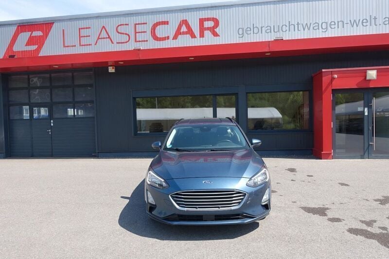 Blau Gebraucht 2021 Ford Focus Limousine | 11.268 € (Superpreis) - Bild 1/4