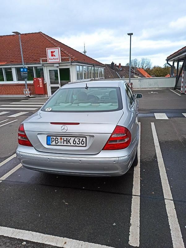 Gebraucht Mercedes E220 150 PS (110 kW) 2002 Silber Limousine