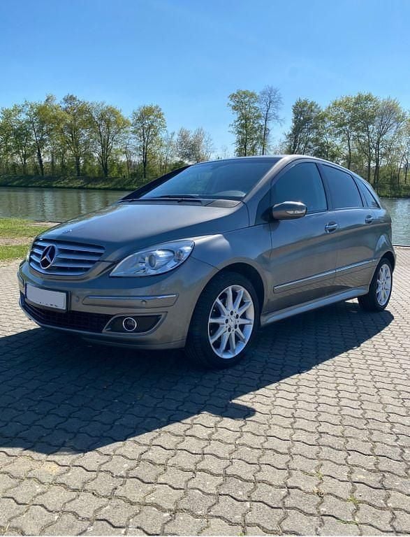 Braun Gebraucht 2006 Mercedes B200 Van / Kleinbus | 3.799 € (Fairer Preis) - Bild 1/4