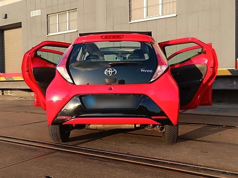 Gebraucht Toyota Aygo 69 PS (50 kW) 2015 Rot Kleinwagen