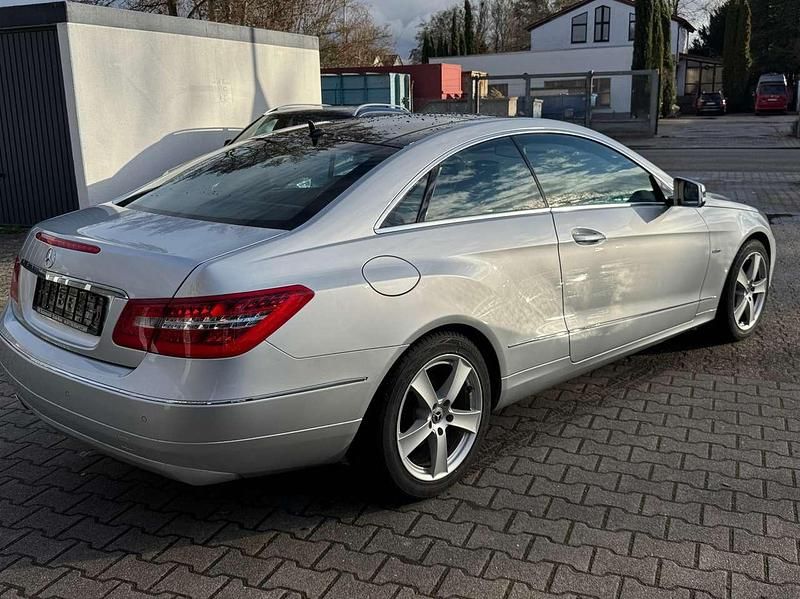 Gebraucht Mercedes E200 184 PS (135 kW) 2011 Iridiumsilber  metalliclack Coupé