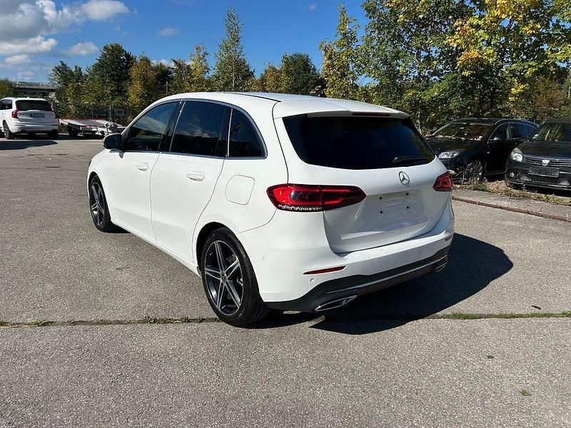 Gebraucht Mercedes B180 116 PS (85 kW) 2023 Weiß Van / Kleinbus