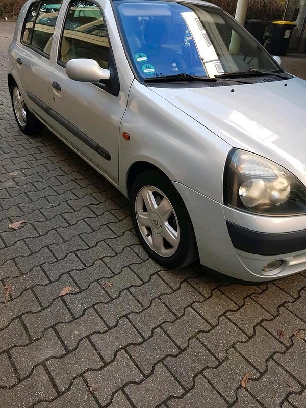 Gebraucht Renault Clio II 75 PS (55 kW) 2002 Silber Kleinwagen