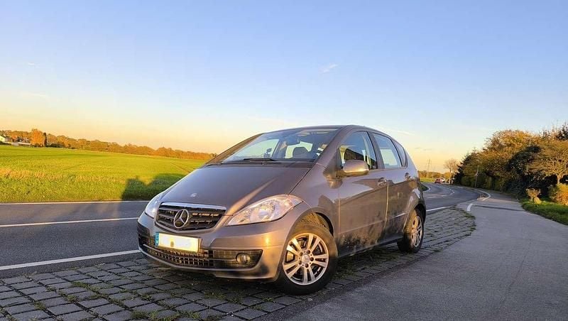 Grau Gebraucht 2011 Mercedes A180 Limousine | 3.950 € (Superpreis) - Bild 1/4