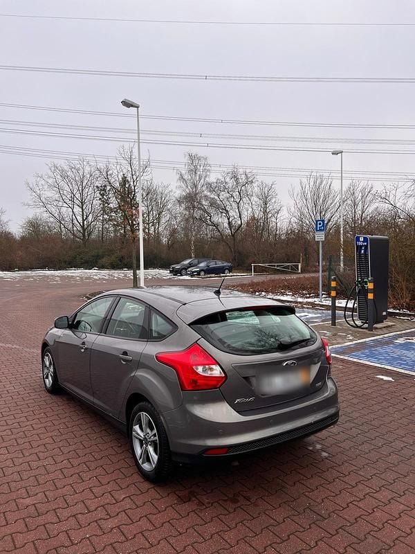 Gebraucht Ford Focus Trend 101 PS (74 kW) 2014 Grau Limousine