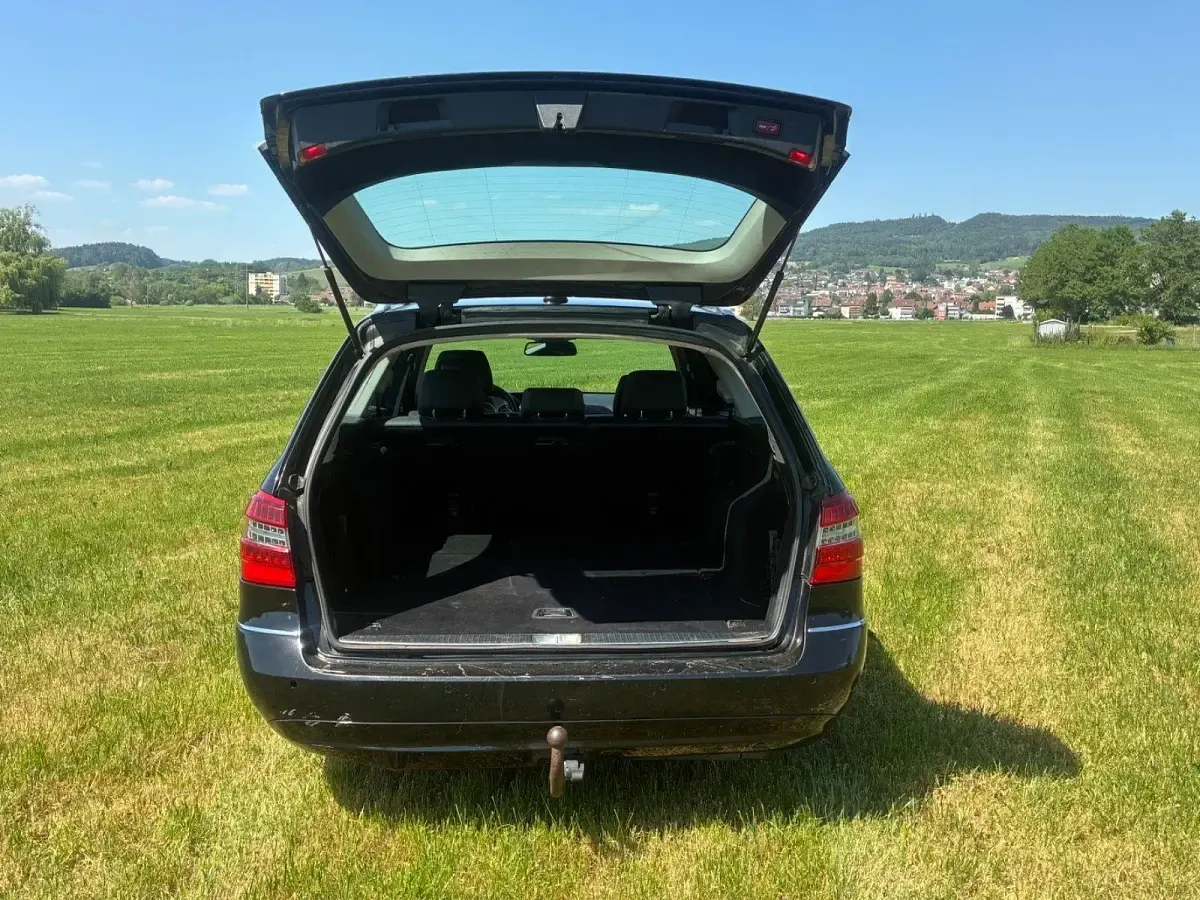 Usado Mercedes E220 170 CV (125 kW) 2011 Negro Familiar