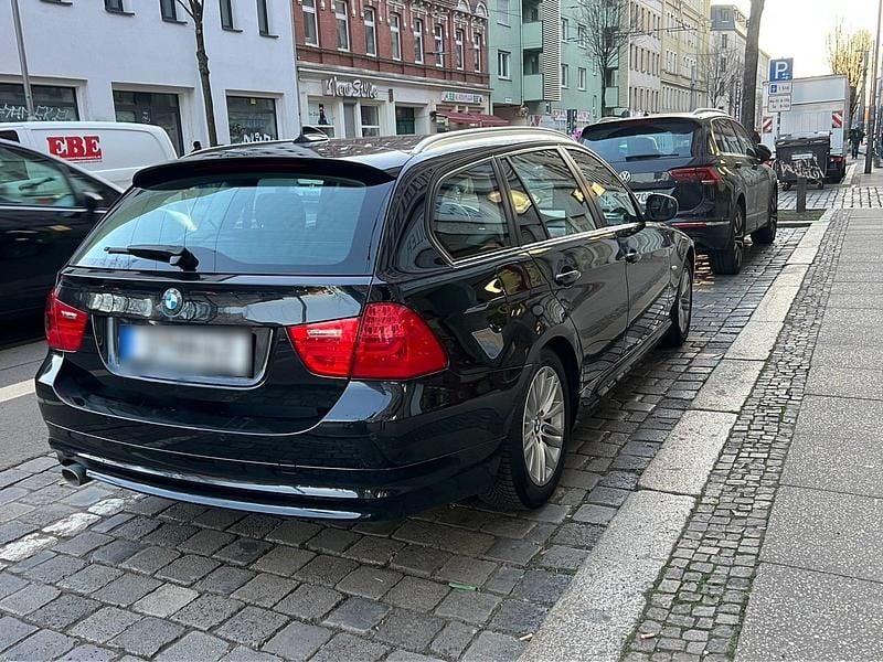 Gebraucht BMW 320 184 PS (135 kW) 2012 Schwarz Kombi